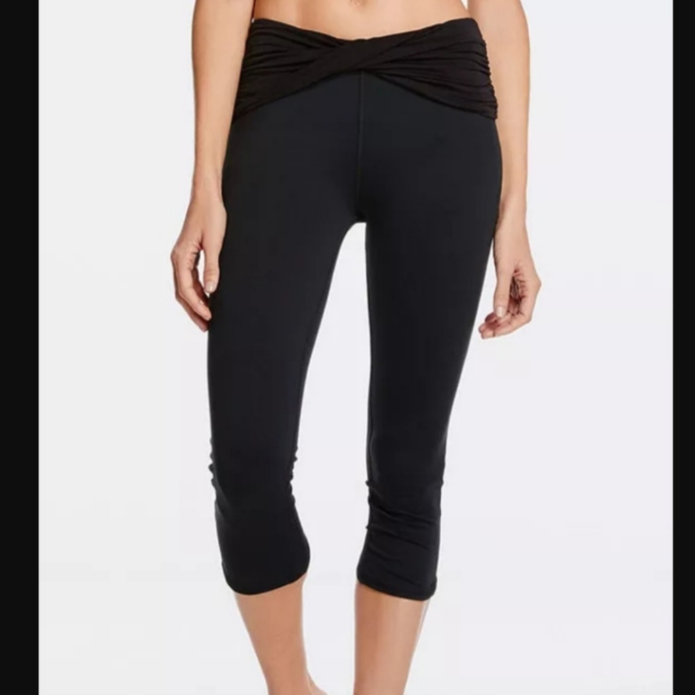 Fabletics Black Kastos Capri Activewear Legging Mid Rise Cropped Activewear